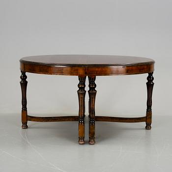 MATSALSGRUPP, 14 stolar samt bord. Bonad björk, omkring 1920.