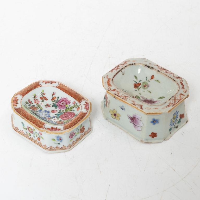 A small Chinese famille rose porcelain tureen with cover and stand, two salt cellars, Qing dynasty, Qianlong (1736-95).