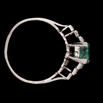 RING, platinum samt trappslipad smargad med 12 mindre åttkantslipade diamanter.