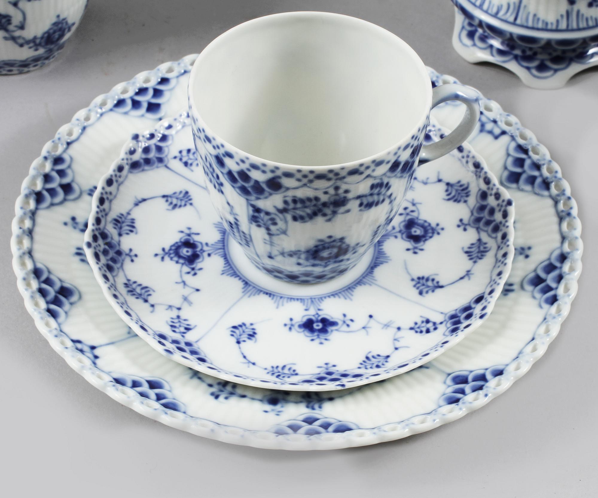 KAFFESERVIS, 30 delar, porslin, "Musselmalet", Royal Copenhagen, 1900-talets andra hälft.