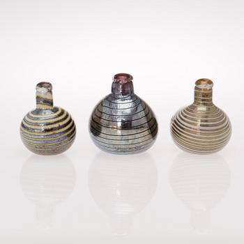 Three glass birds by Oiva Toikka. Signed Oiva Toikka, Nuutajärvi, Notsjö.