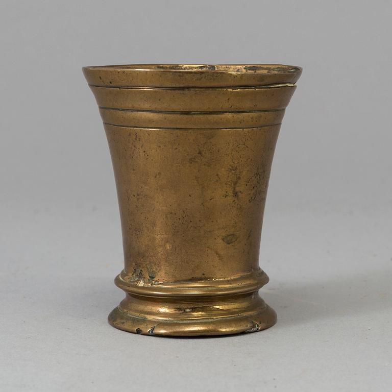 A 17TH CENTURY BRONZE MORTAR.