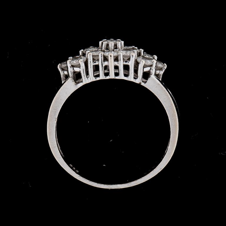 RING, 14k vitguld. Med 15 st briljantslipade diamanter, totalt ca 1 ct. Vikt ca 3,5 gram.