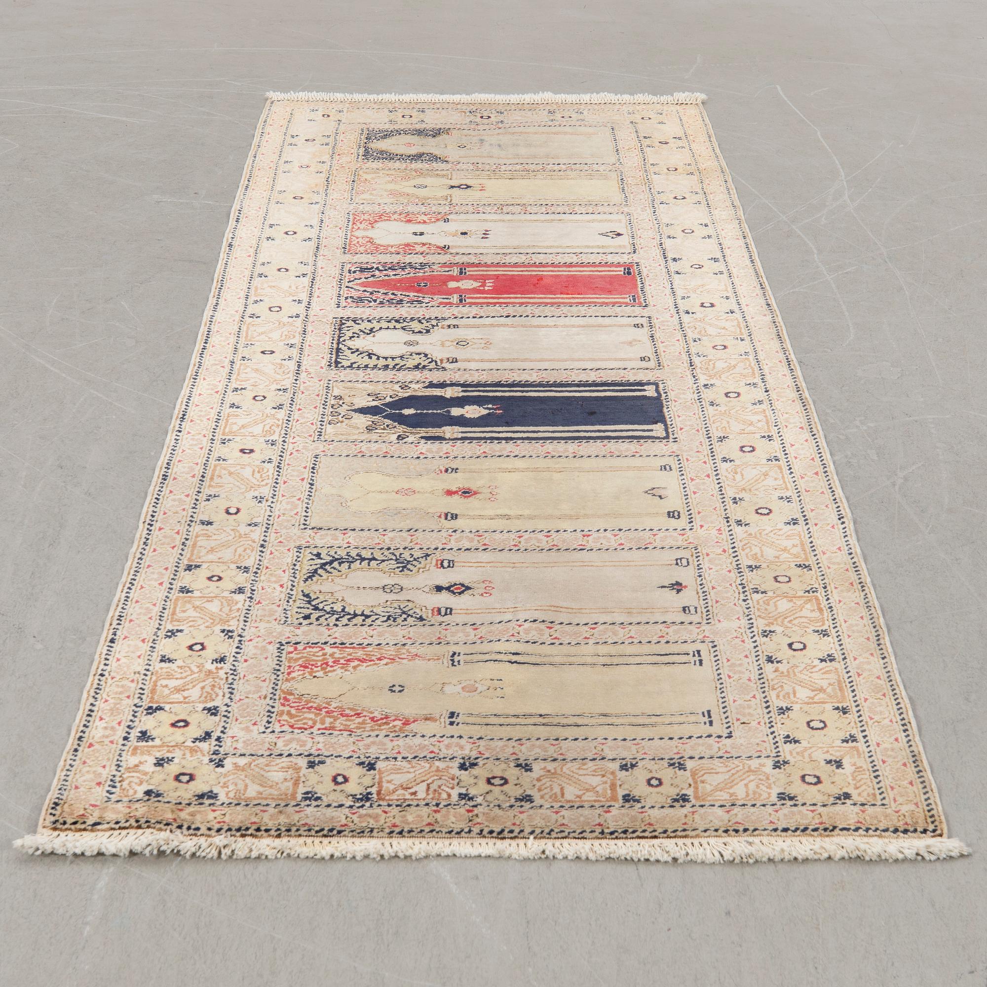 Matta, silke och bomull, ca 235 x88 cm.