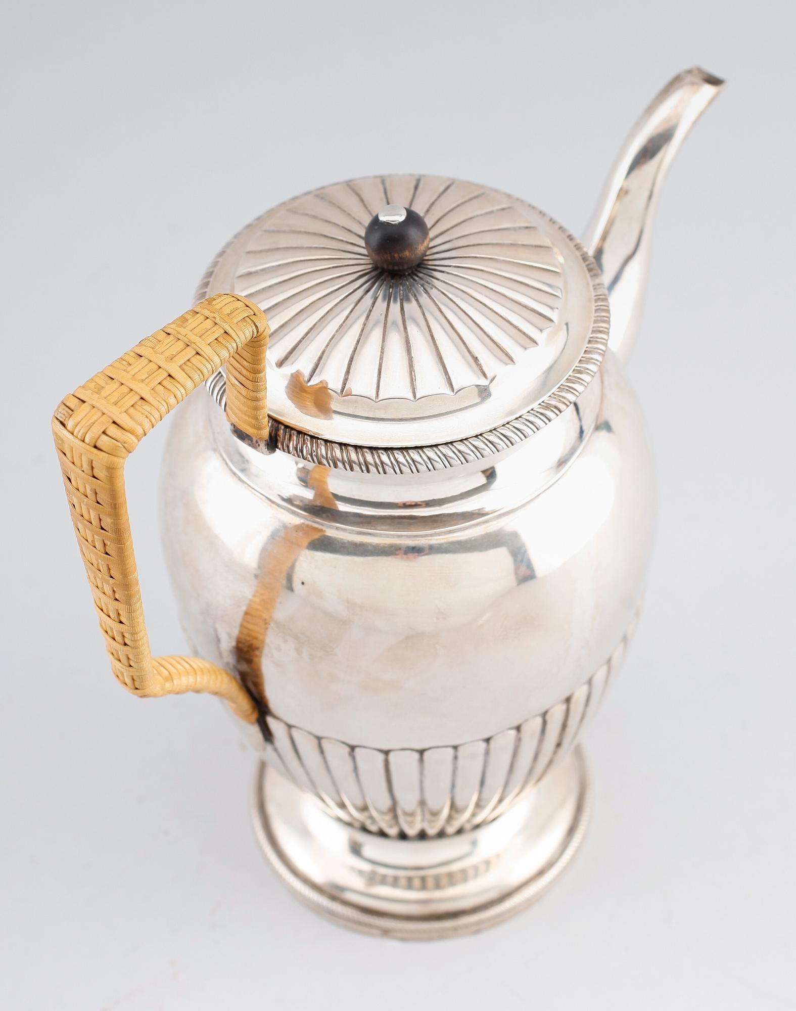 KAFFEKANNA, silver, Wien, möjligen 1869. Vikt ca 628 gram.