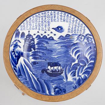 Bord med porslinsfat, ett par, Europa & Japan. omkring år 1900.