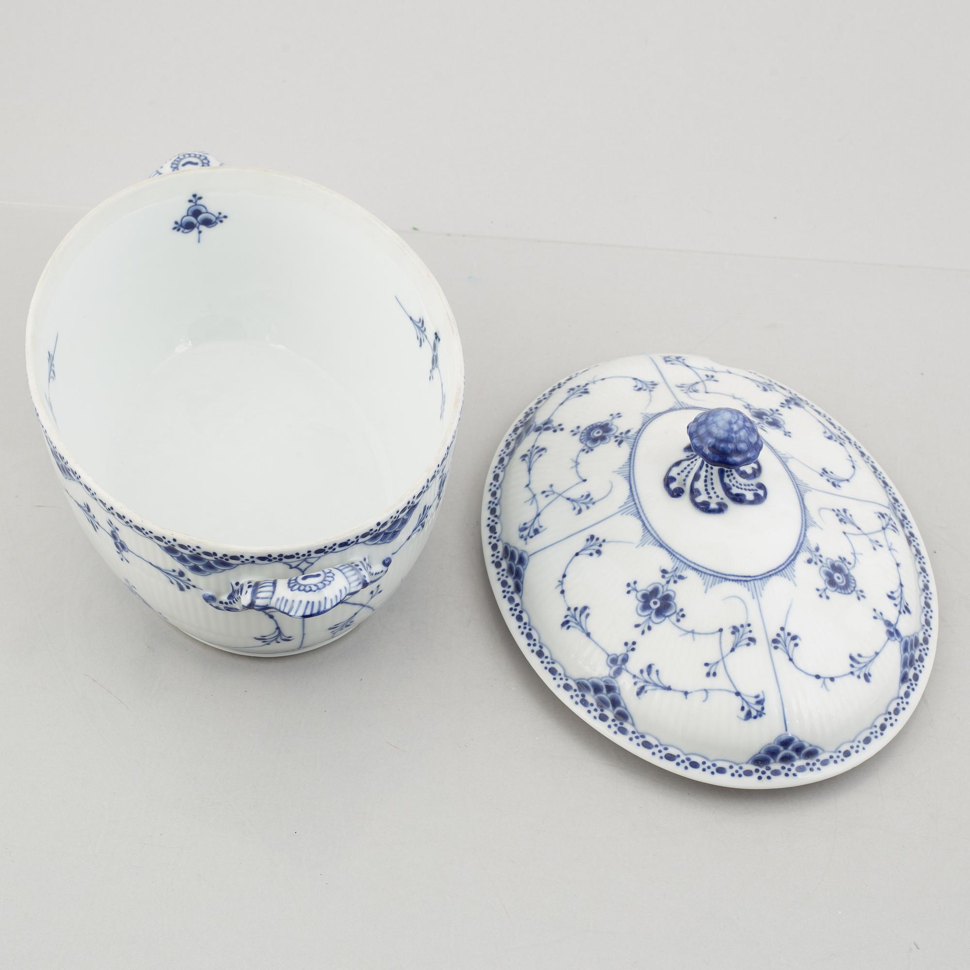 A 'Blue Fluted Half Lace' / 'Musselmalet' tureen with cover and stand, Royal Copenhagen, model 718 och 599, 1898-1923.