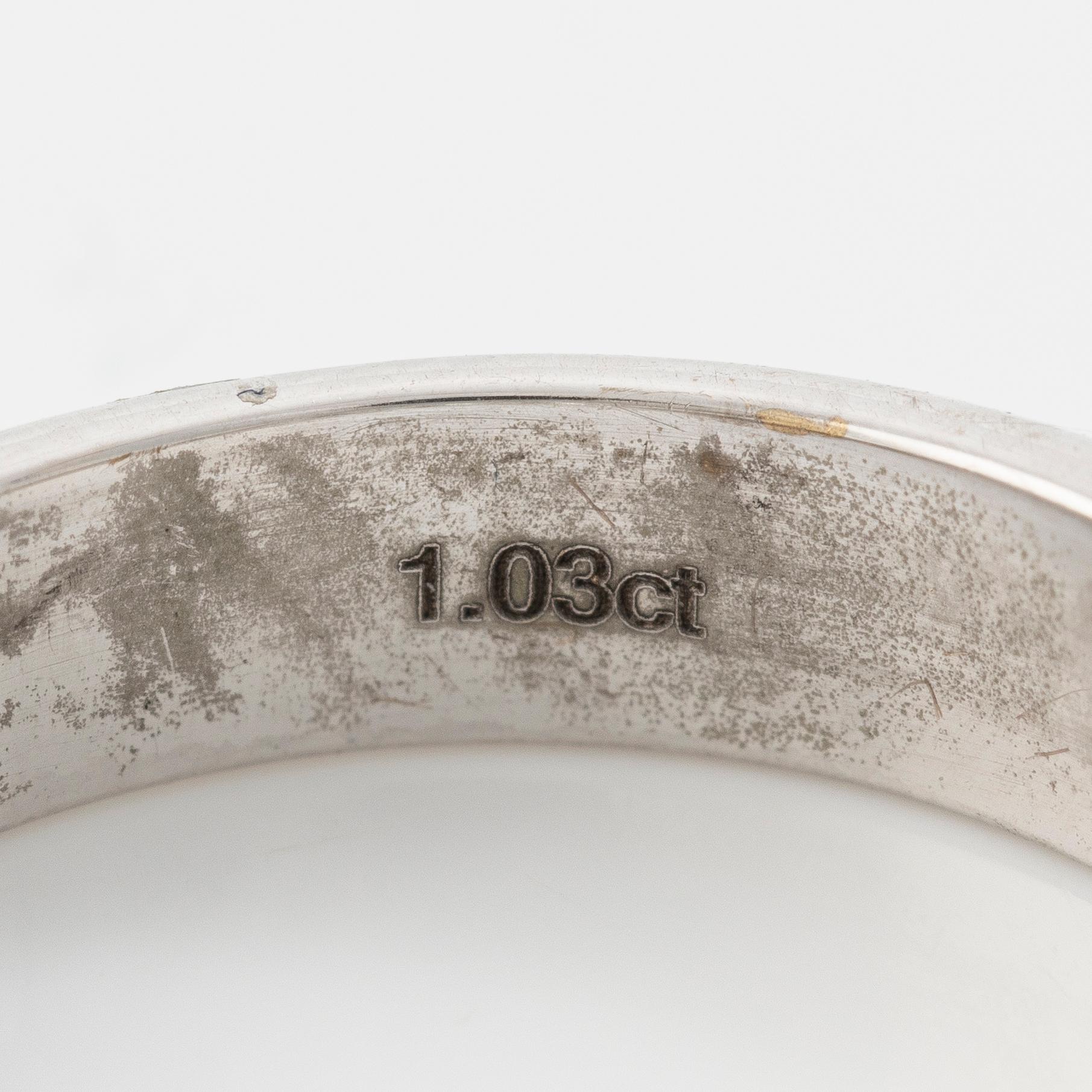 Half eternity ring in 14K white gold set with brilliant-cut diamonds.
