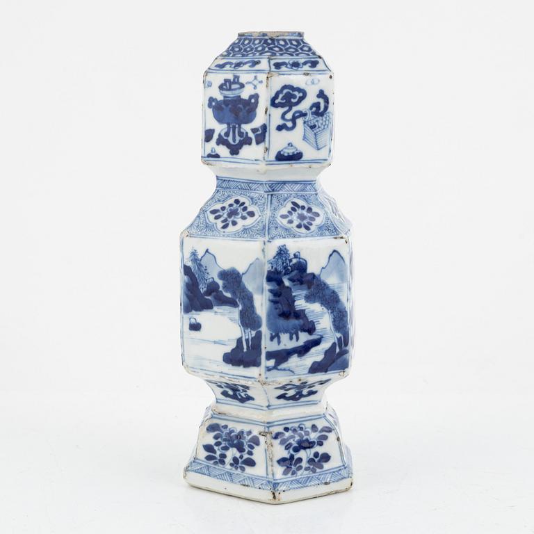 A blue and white vase, Qing dynasty, Kangxi (1662-1722).