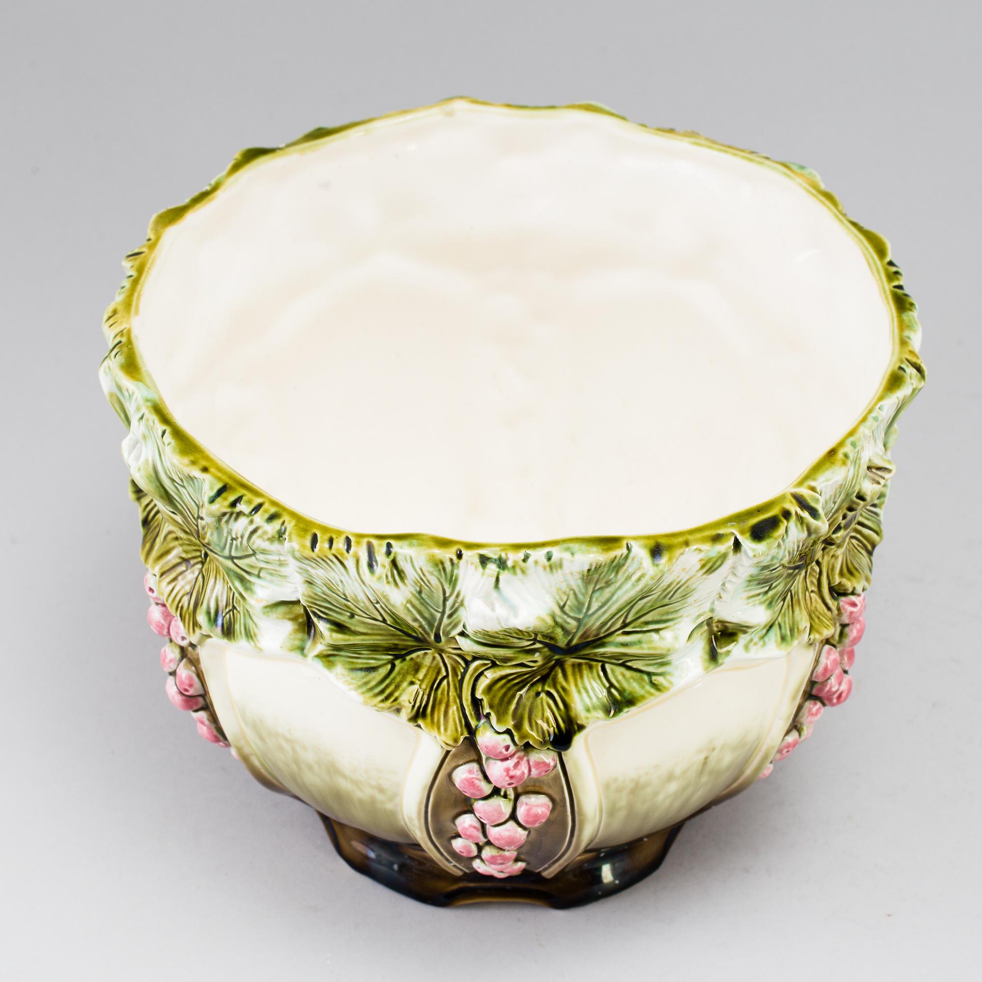 An Art Nouveau majolica plant pot, circa 1900.