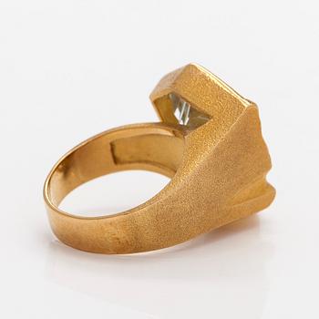 Björn Weckström, sormus, "Nereia", viistehiottu akvamariini, 18K kultaa.