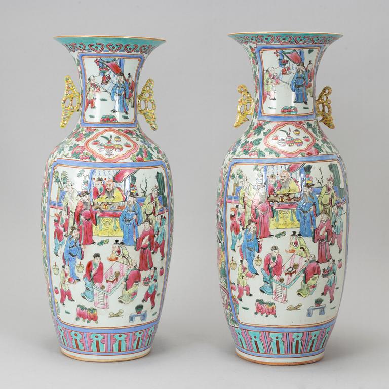 A pair of Chinese famille rose floor vase, early 20th century.