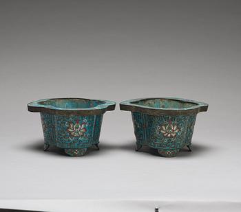 A pair of cloisonné flower pots, Qing dynasty, 19th Century.