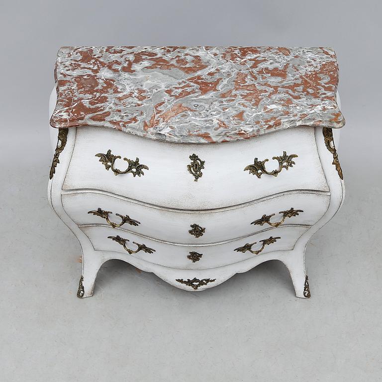 BYRÅ, rokokostil, 1900-talets andra hälft.