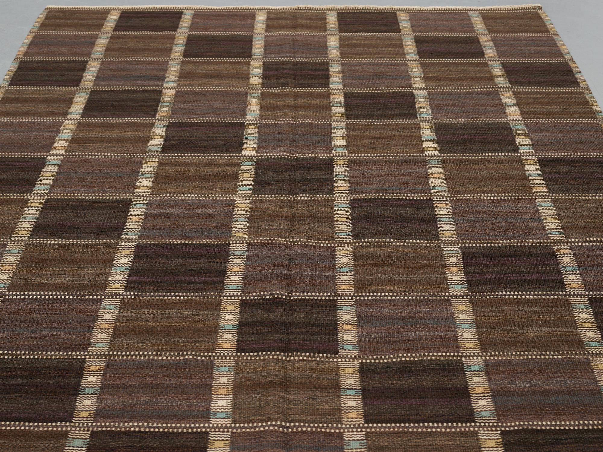 Barbro Nilsson, Matta, "Falurutan mörk", rölakan, ca 278 x 198-202 cm, signerad AB MMF BN.