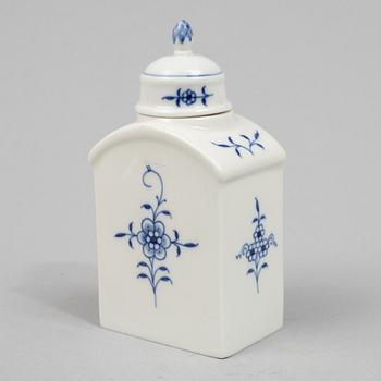 Tea caddy and three dishes, "Zwiebelmuster/Onion Pattern" , Meissen.