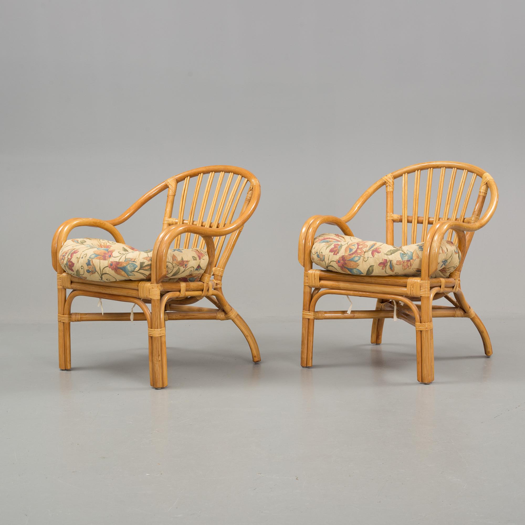 A set of sofa, easy chairs and table in four parts, late 20th century.