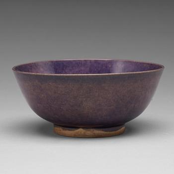 A purple bowl, Qing dynasty, 17th Century with Hongzhis six character mark.