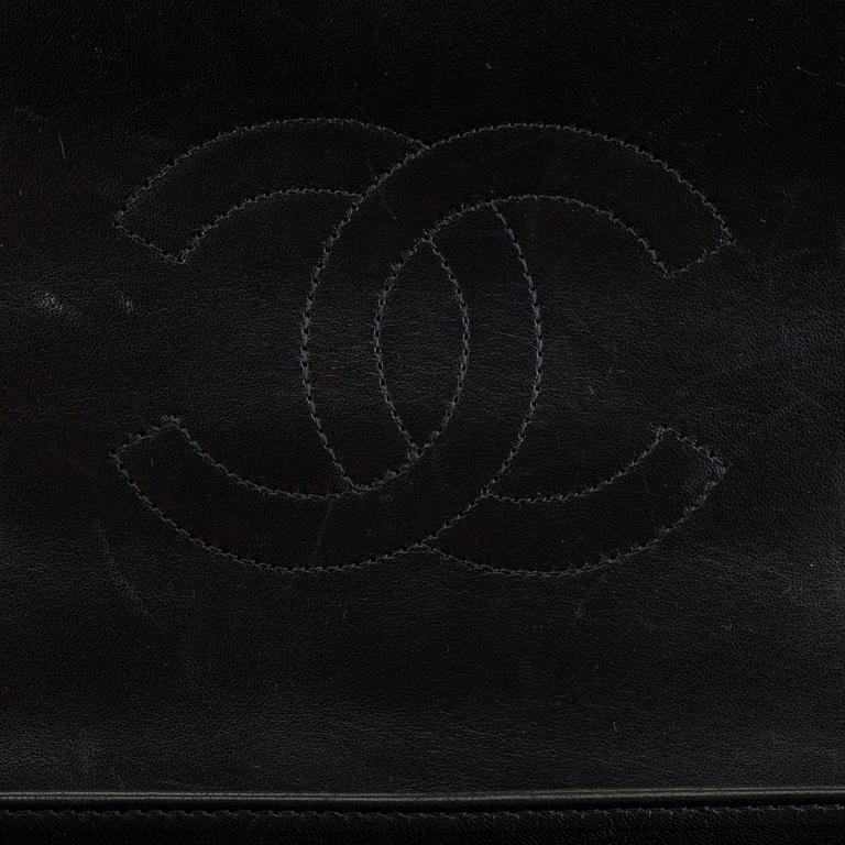A bag by Chanel, "Grand sac à rabat avec poignée" 2017.