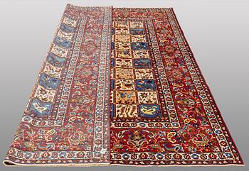 An Isfahan carpet, approx. 284 x 235 cm.
