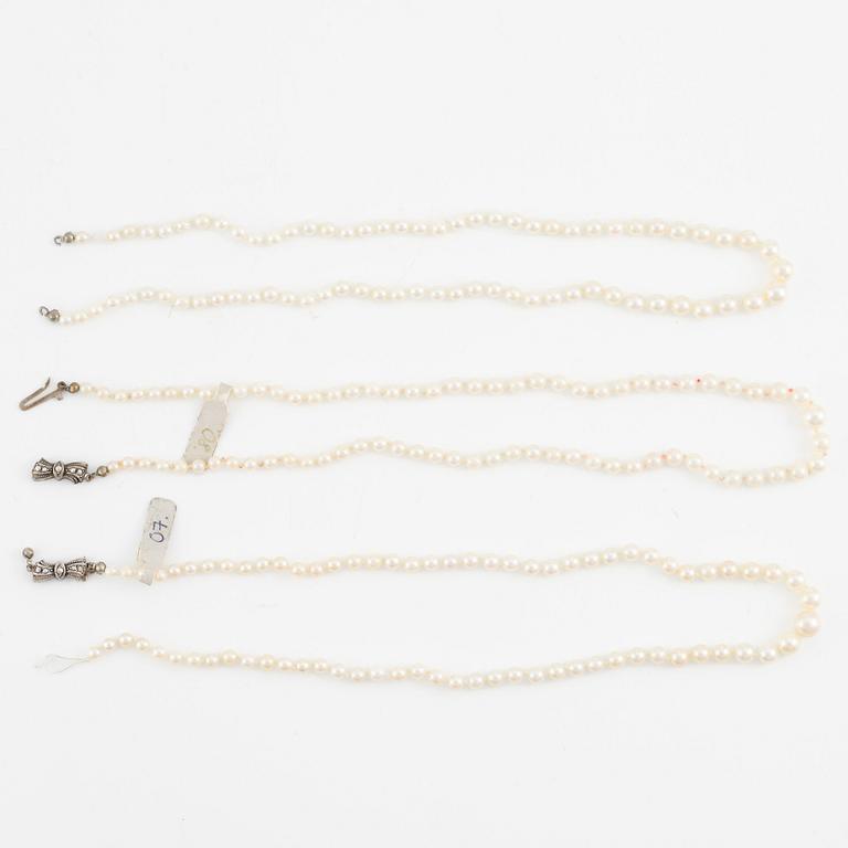 Pärlcollier, tre stycken, odlade pärlor, lås silver, varav ett saknar lås.