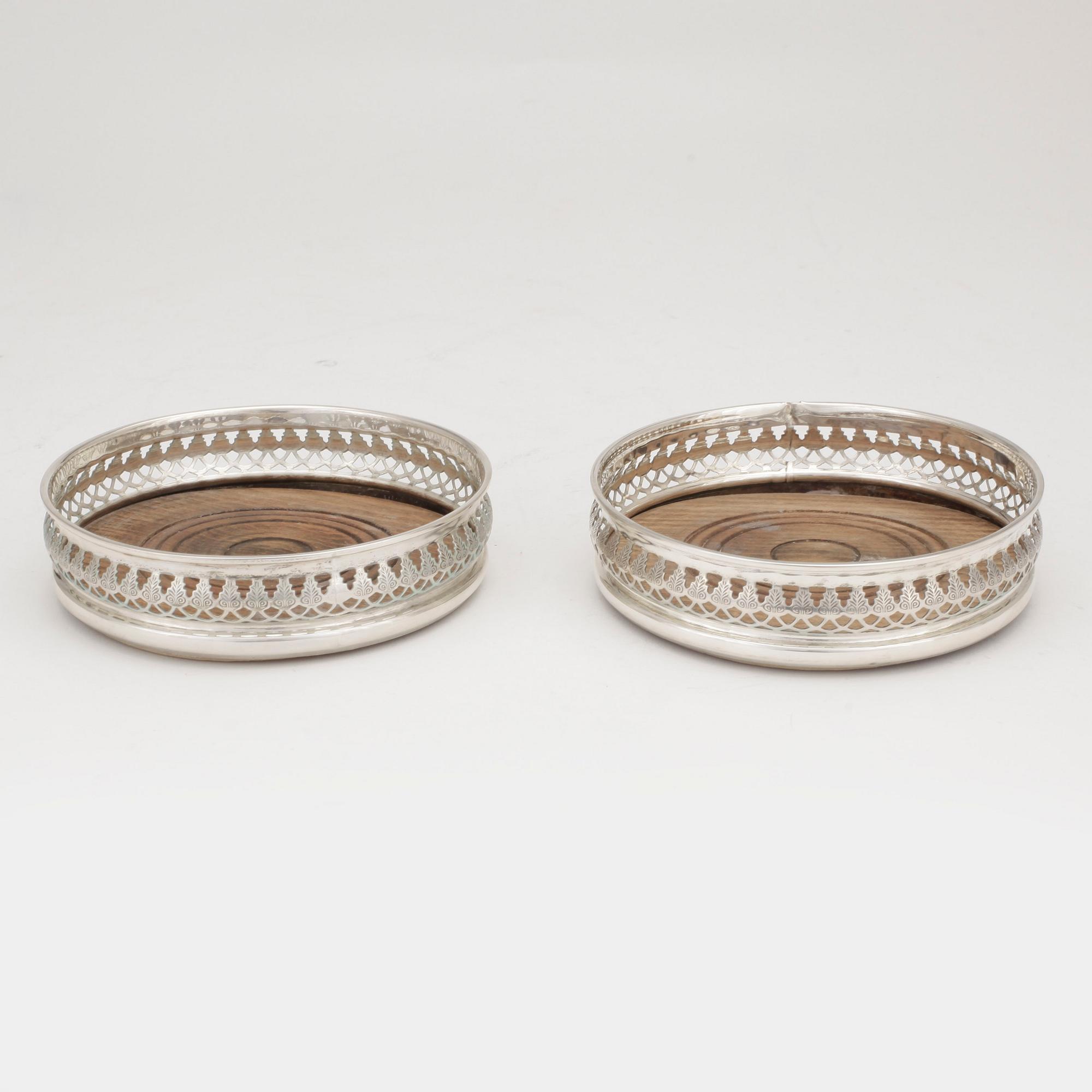 COASTERS, 2 st, silver, London, England, omkring år 1900.