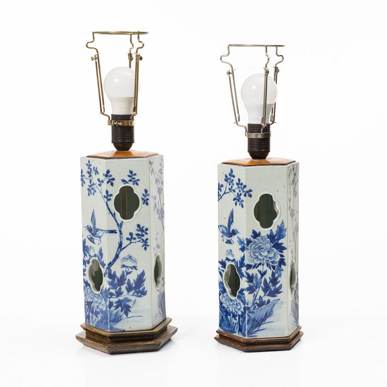 Bordslampor/lyktor, ett par, porslin. Sen Qingdynasti.