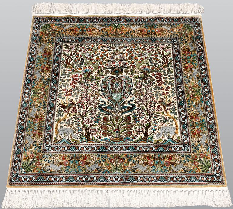 Matta, orientalisk silke, ca 94 x 92 cm.