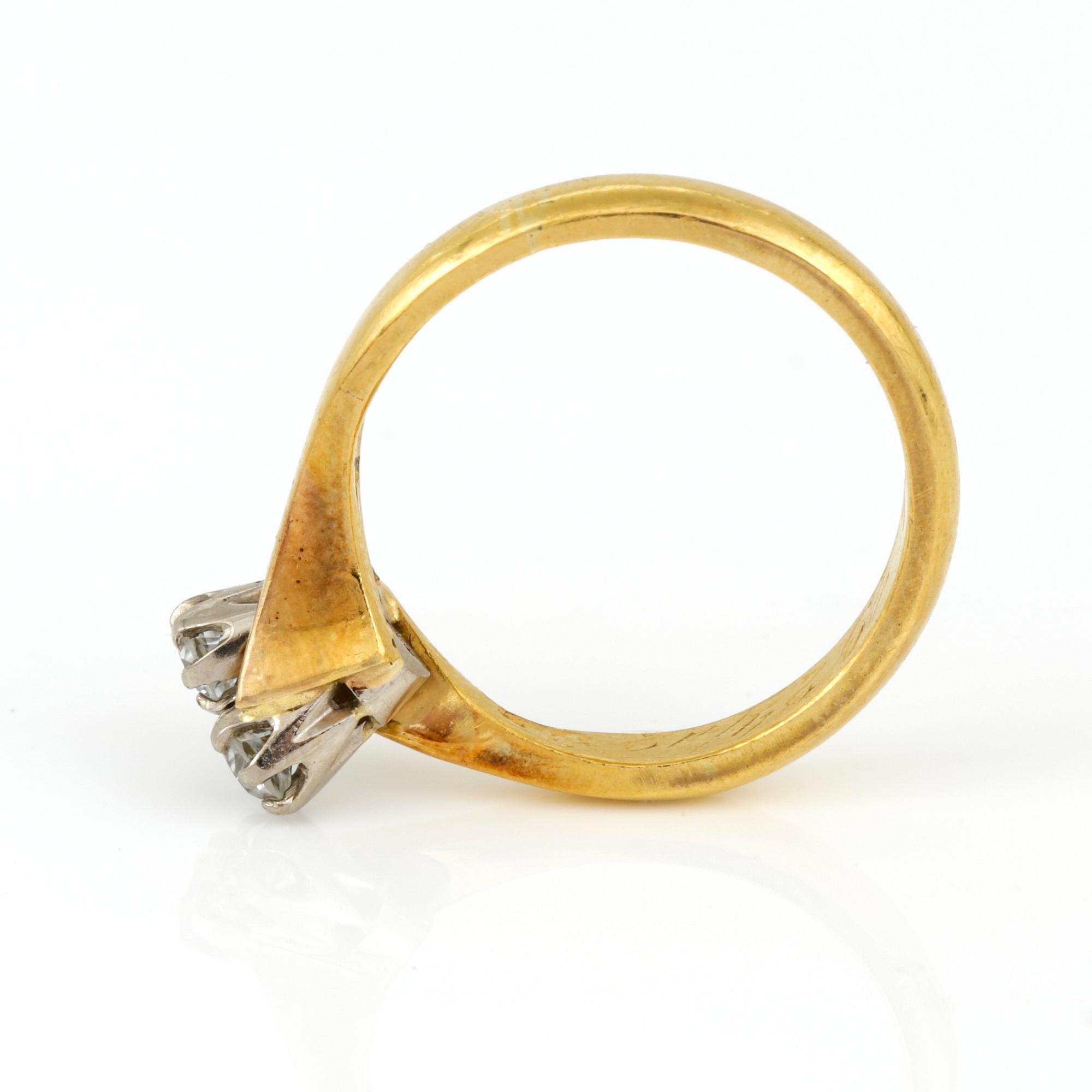 RING samt HALSBAND, ringen 23K guld, Umeå. Vikt 5,17 g. Halsband 18K vitguld med diamant, tot ca 0,09 ct. Vikt 5,47 g.