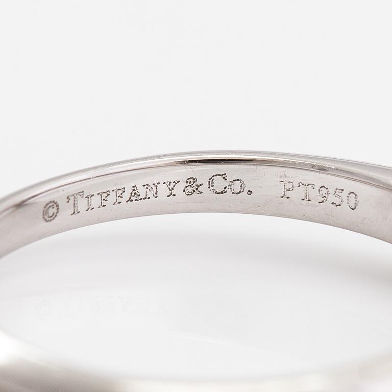 Tiffany & Co, A platinum ring with a ca. 0.41 ct diamond. Marked Tiffany & Co, 19178048.