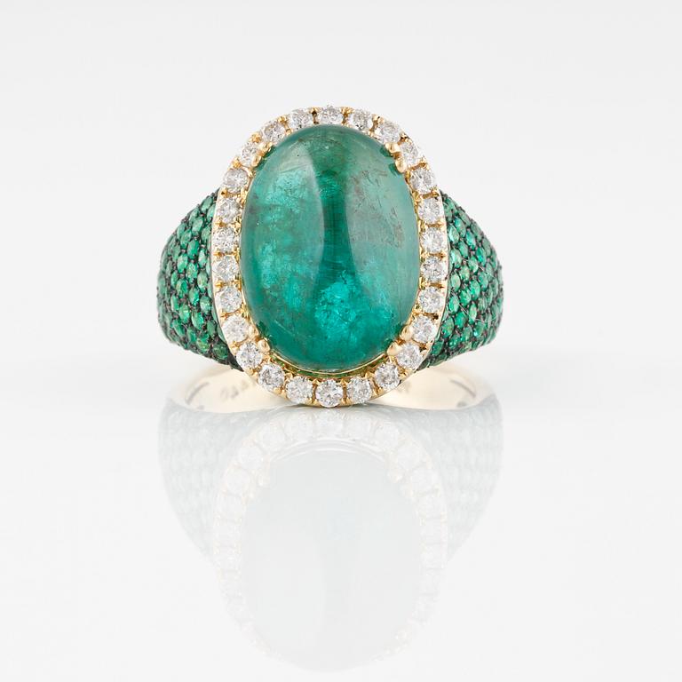 RING, med fasettslipad smaragd 7.44 ct, små fasettslipade smaragder ca 1.60 ct och briljantslipade diamanter ca 0.40 ct.
