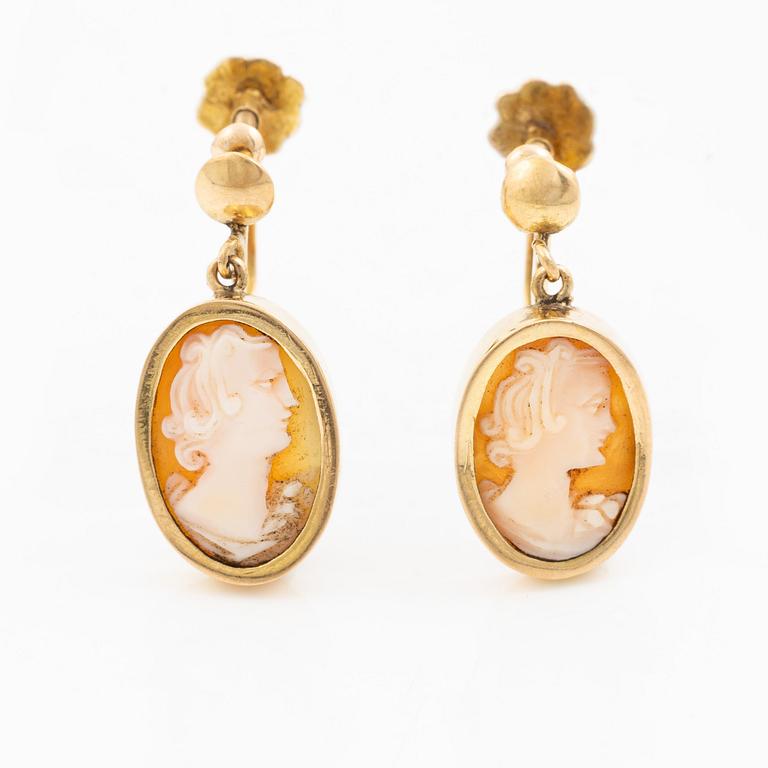 A pair of earrings in 18K gold with shell cameos.