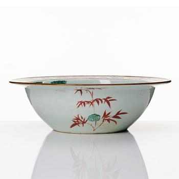 A Chinese famille rose basin, 19th century.