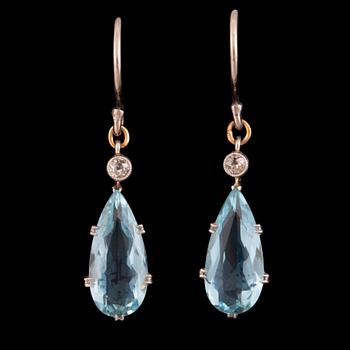996. A pair of aquamarine and diamond earrings.
