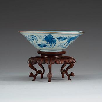 A blue and white Transitional bowl, 17th century.