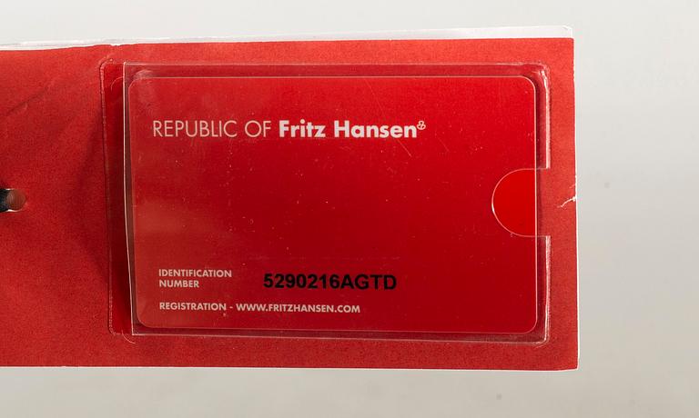 A POUL KJAERHOLM "PK-22" LOUNGE CHAIR BY FRITZ HANSEN 2006.