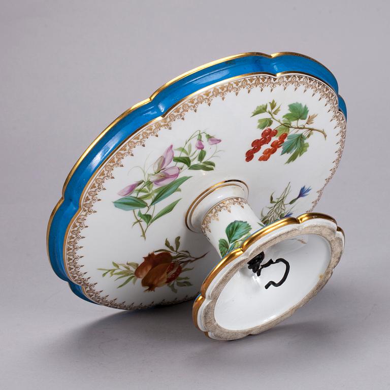 TALLRIKAR, 2 st, UPPSATSSKÅL samt DEKORATION, porslin Sèvres-liknande märkning, Frankrike 1800-tal.