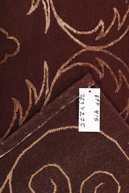 Matta, Orientalisk, silkesinslag, ca. 363 x 275 cm.