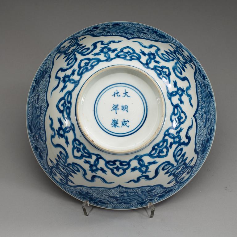 A blue and white bowl, Qing dynasty, Kangxi (1662-1722).