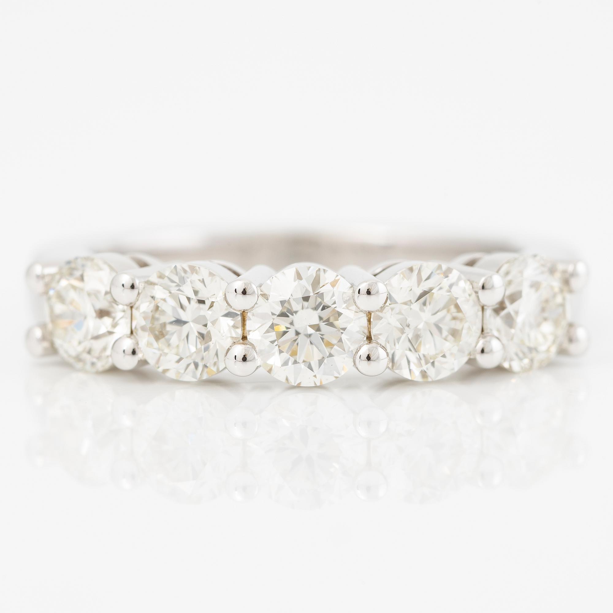 Half eternity ring, 18K white gold set with five brilliant-cut diamonds.