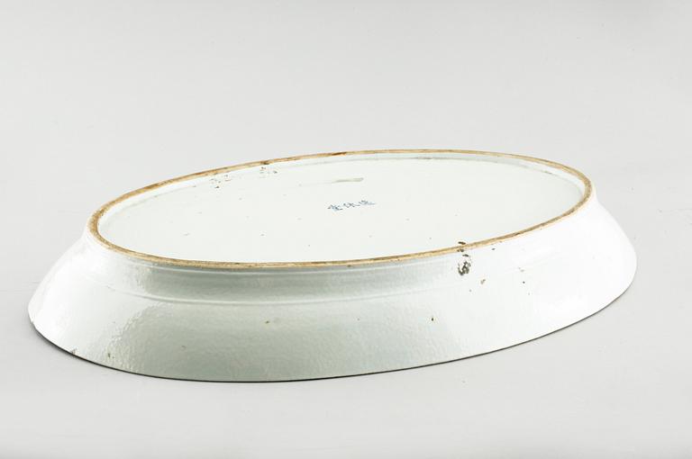 A large Chinese serving dish from early 20th century.