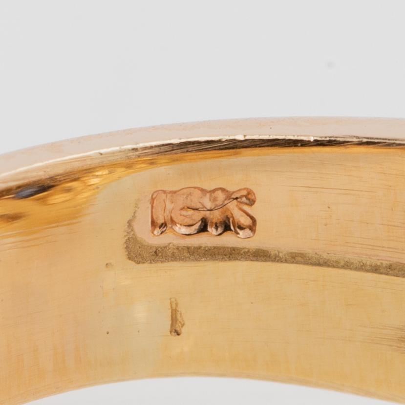 Ring in 18K gold set with pear-shaped sapphires and round brilliant and single-cut diamonds.