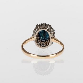 RING, 18K guld, safir, diamanter. Svenska stämplar. Vikt ca  3,2 g.