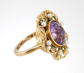 RING, set with amethyst and small natural pearls.