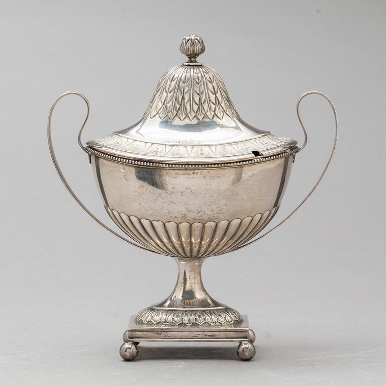 STRÖSOCKERSKÅL med LOCK, silver, sengustaviansk stil.  Möllenborg, Stockholm, 1913. Vikt ca 463 g.