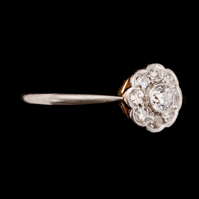 RING, 18 k röd- och vitguld, med briljanter tot ca 0.40 ct.