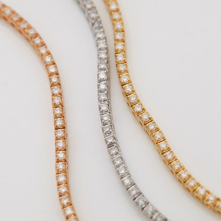 An 18K gold bracelet set with round brilliant-cut diamonds.