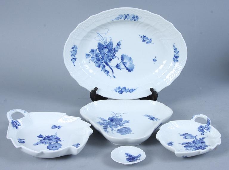 SERVISDELAR, 50 st, porslin, "Blå blomst", Kongl Dansk.
