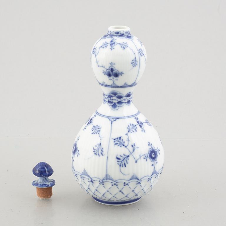 A 'Blue Fluted'/'Musselmalet' porcelain flask with stopper, Royal Copenhagen, model 121, 1893-1900.