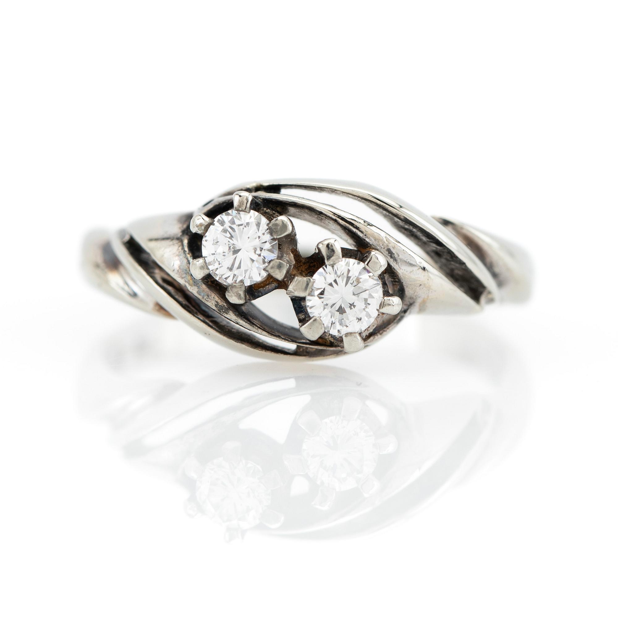 Ring, 18K white gold with two brilliant-cut diamonds.